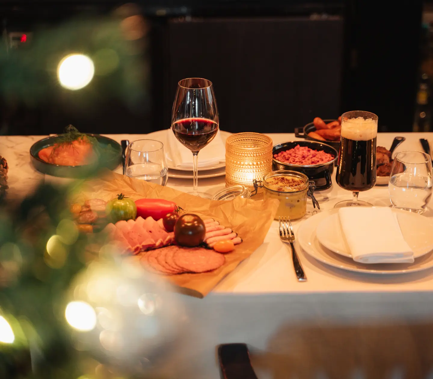 Restaurangbord med juldekorationer