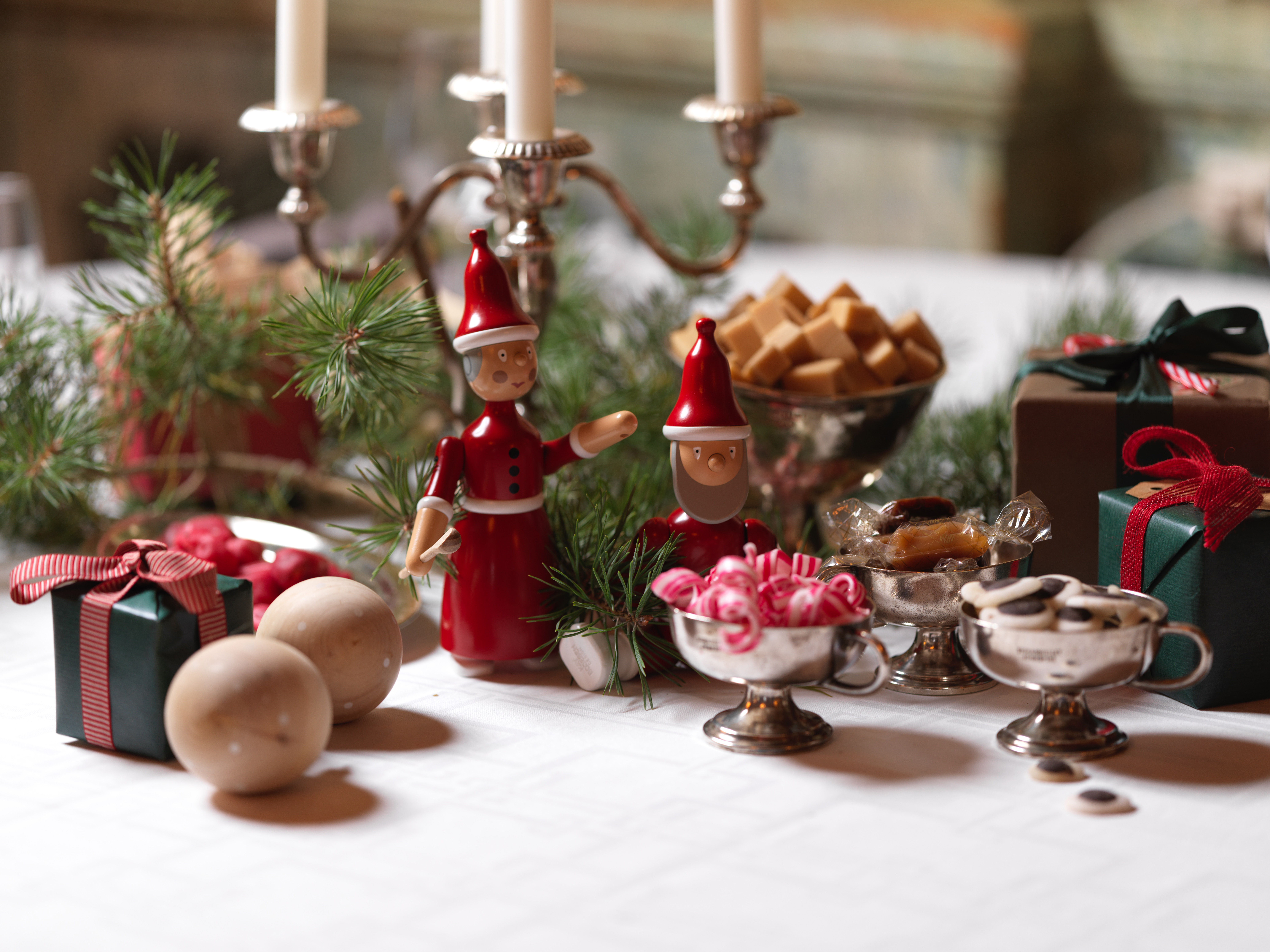 Candlelit table with red flowers