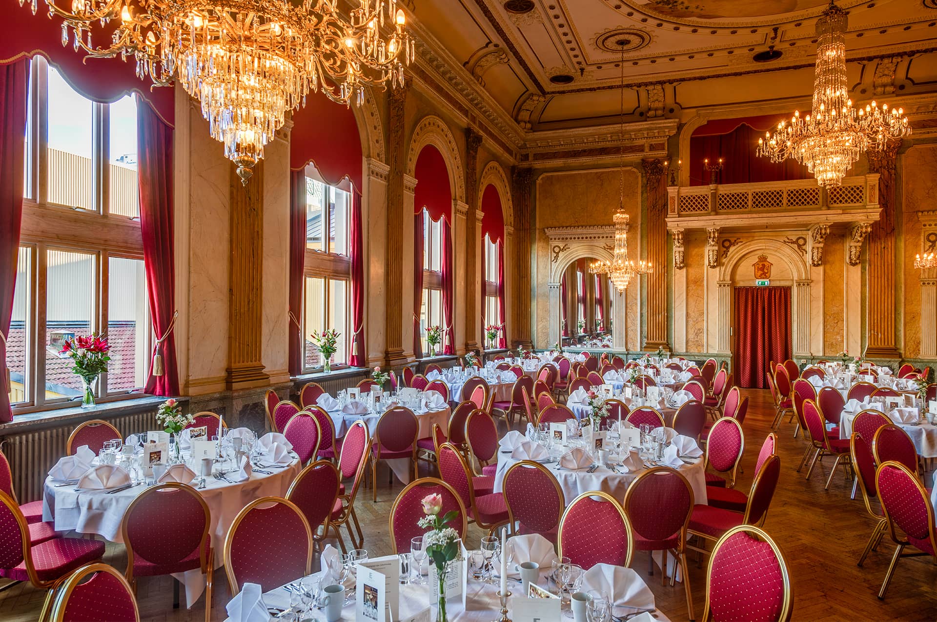 A dining room with traditional interior and chandeliers