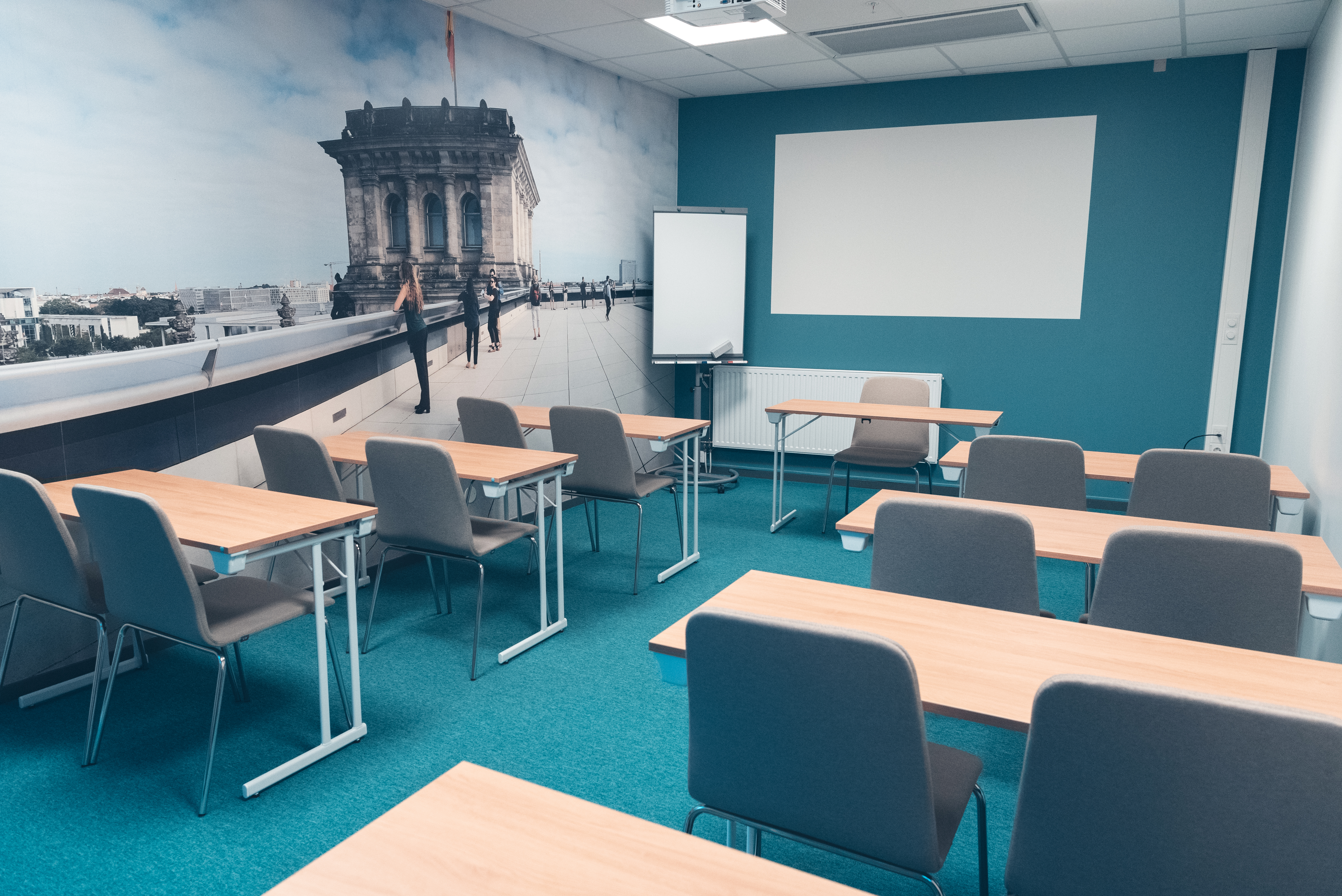 Konferensrum med bord och stolar