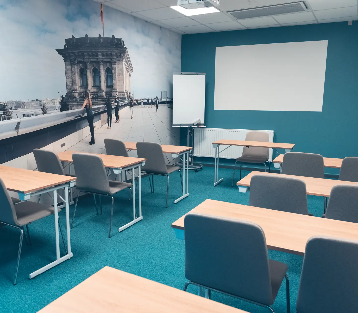 Konferensrum med bord och stolar