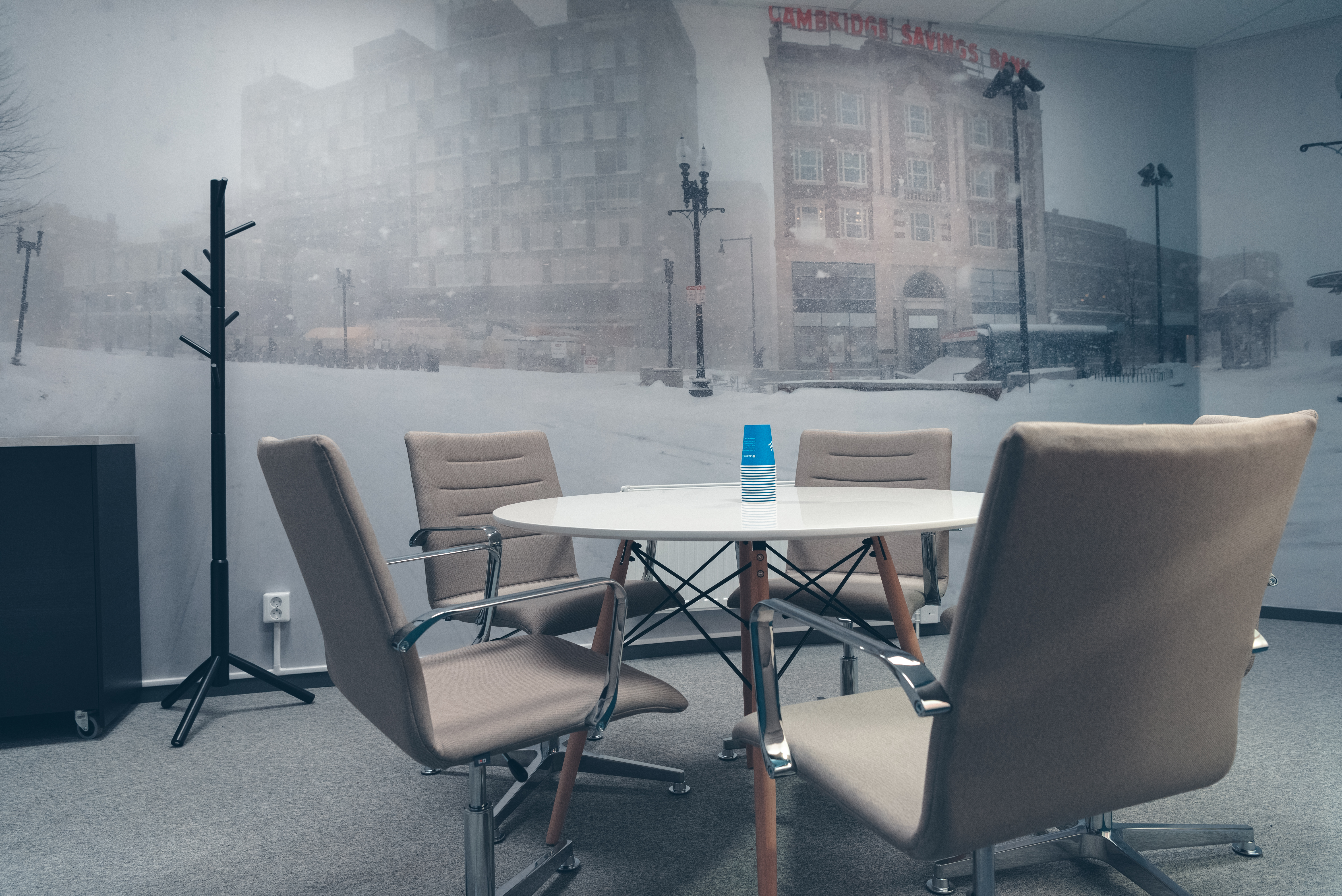 Litet konferensrum med runt bord och stolar