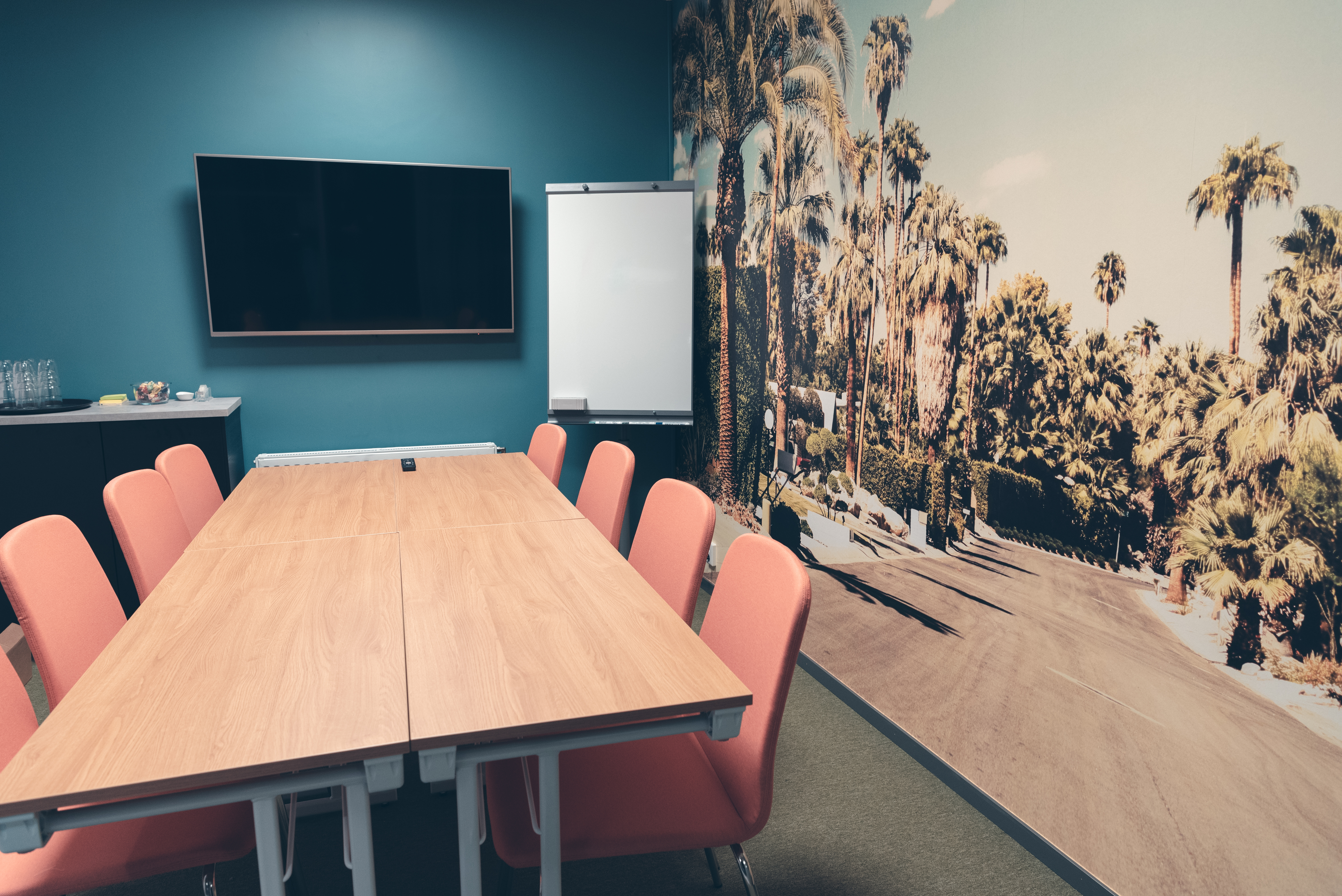 Konferensrum med bord och 8 stolar