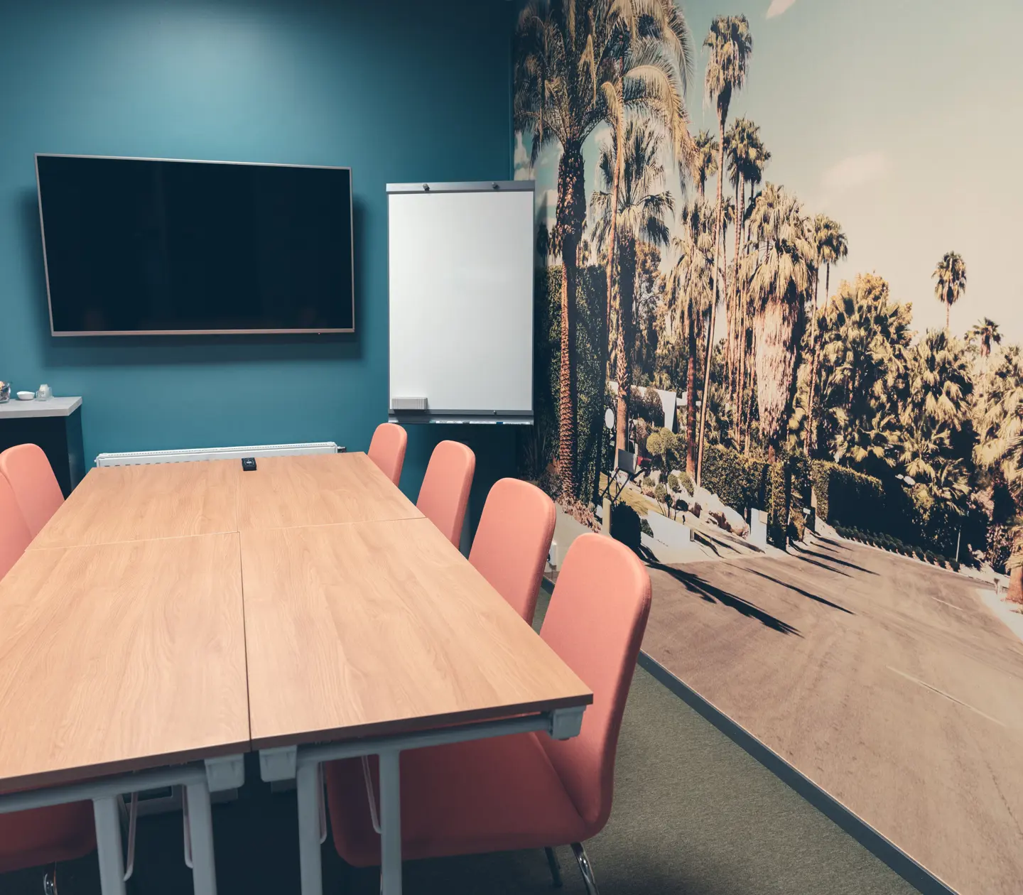 Konferensrum med bord och 8 stolar