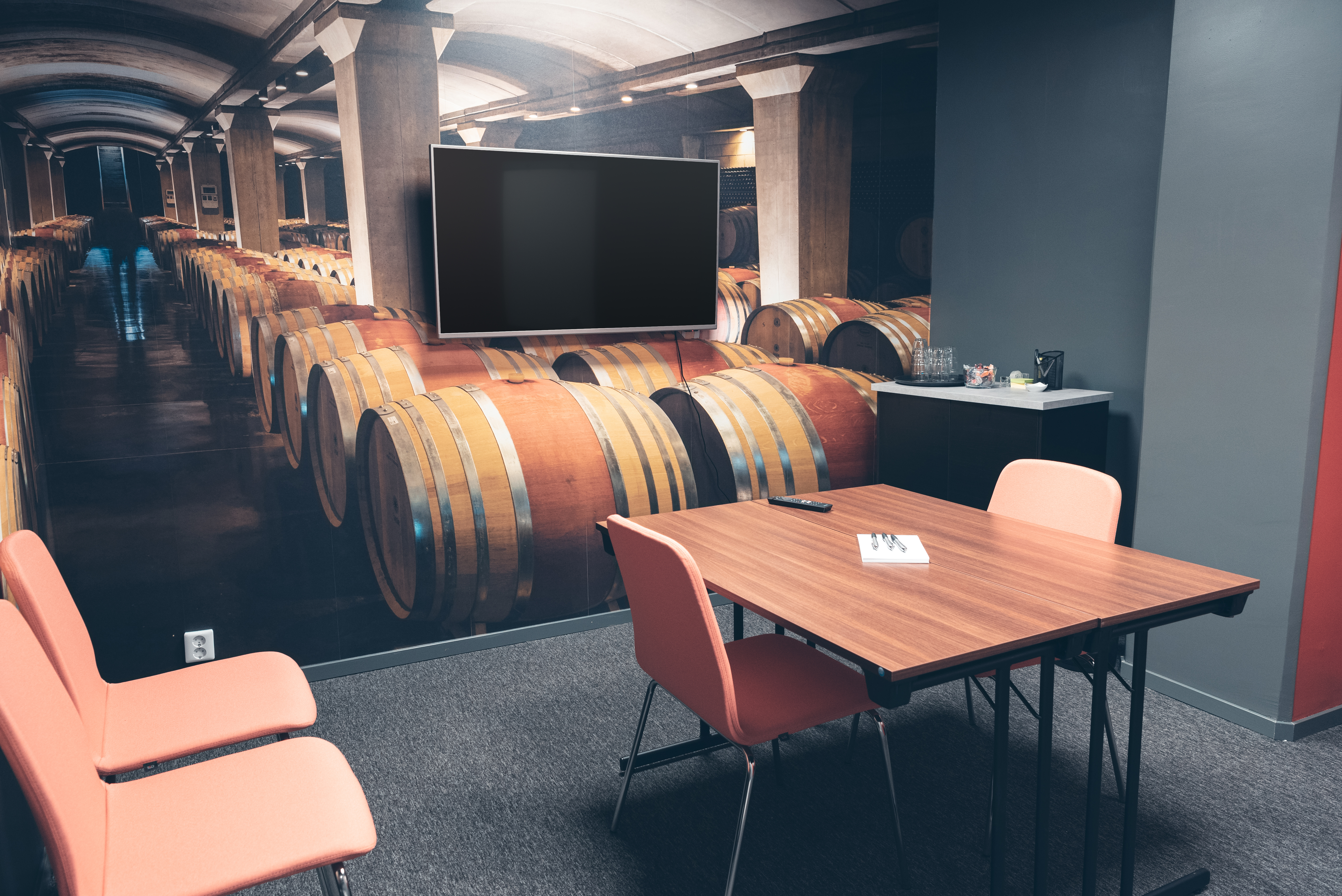 Litet konferensrum med bord och stolar