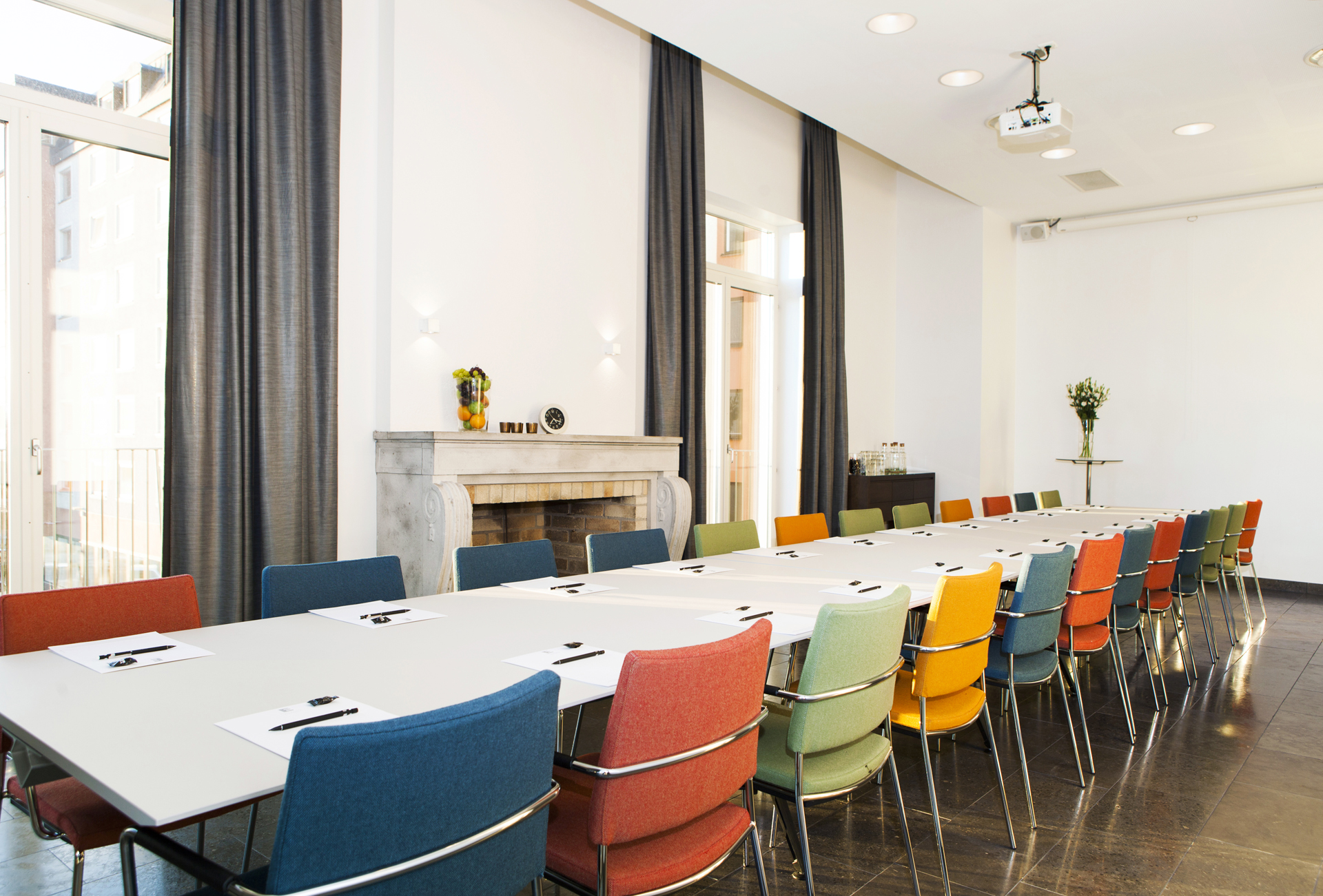 Konferensrum med färglada stolar