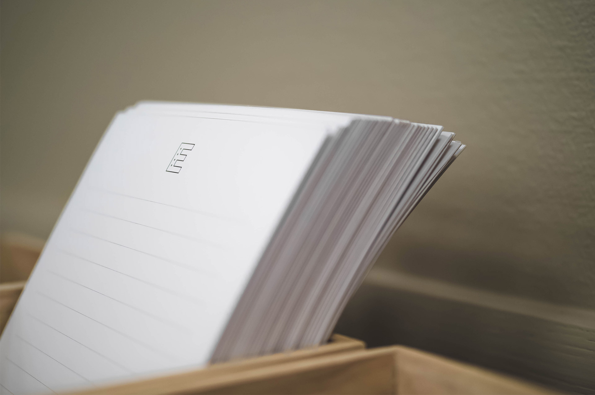 Bunt av konferenspapper med Elite-symbol