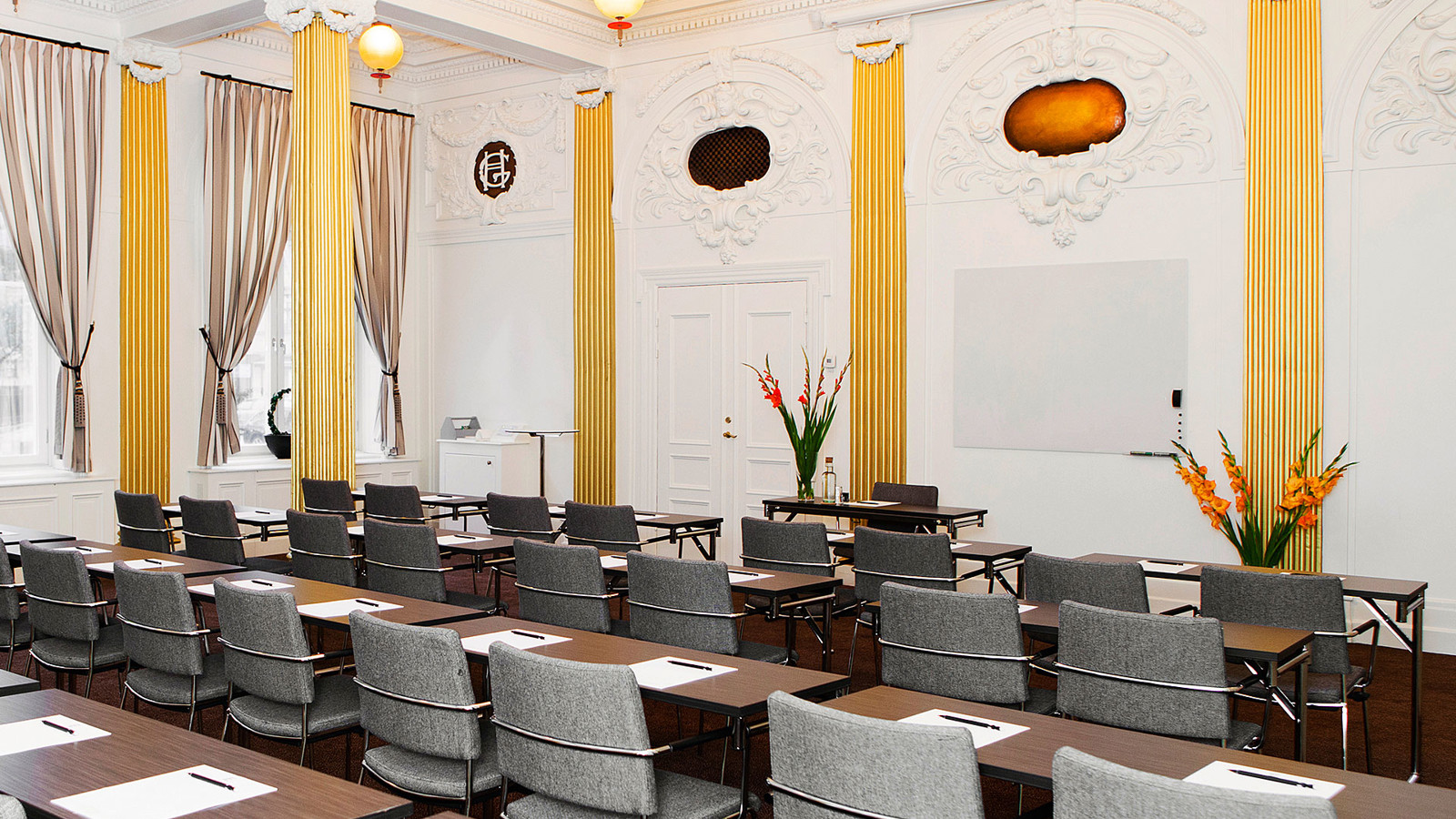 Beautiful conference room with gold details, tables and crystal chandeliers