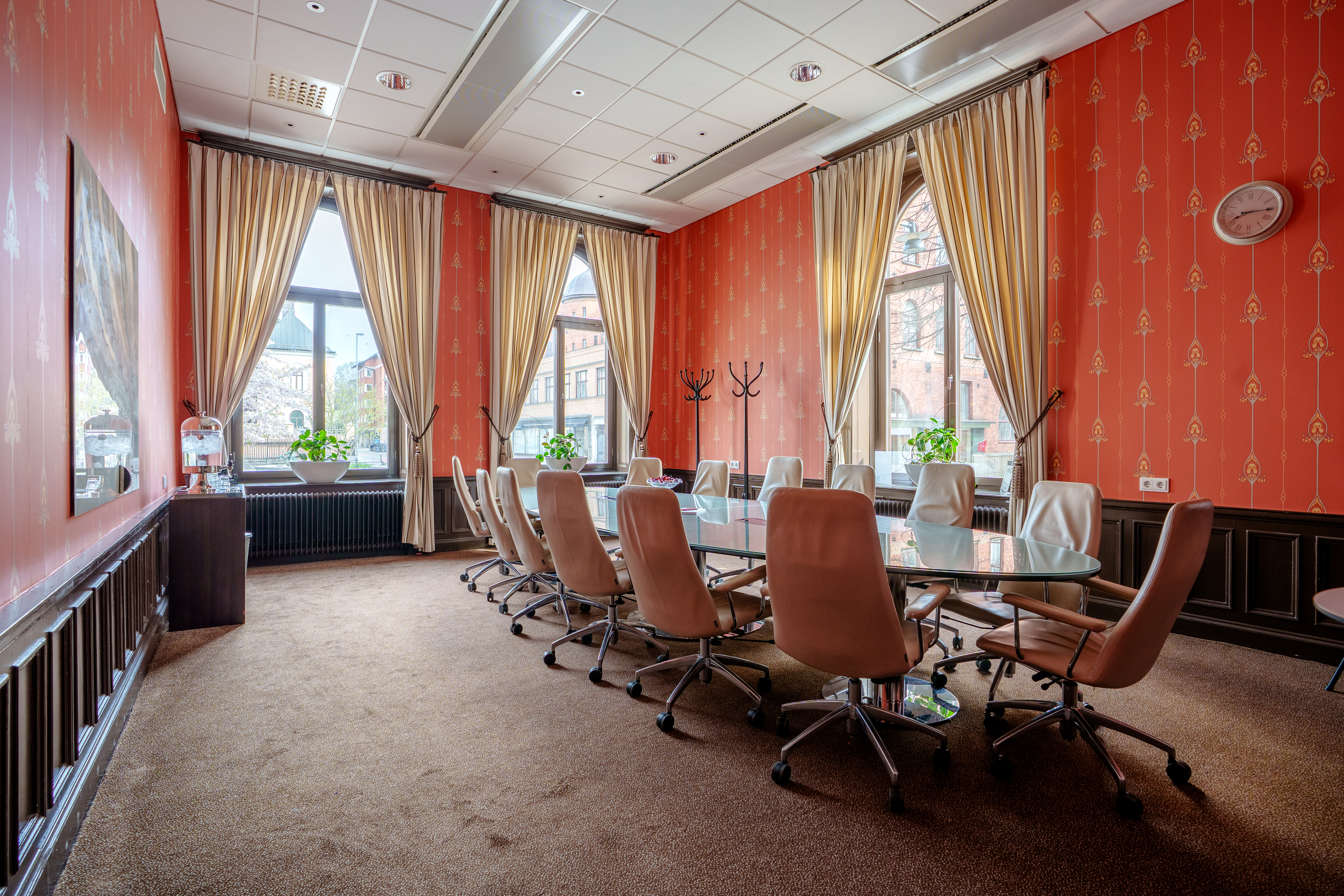 Konferenssal med runt bord, stor dörr och fönster