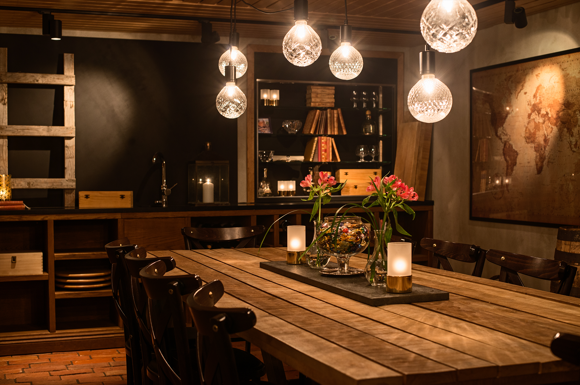 Mysig vinkällare med bord, stolar och vin