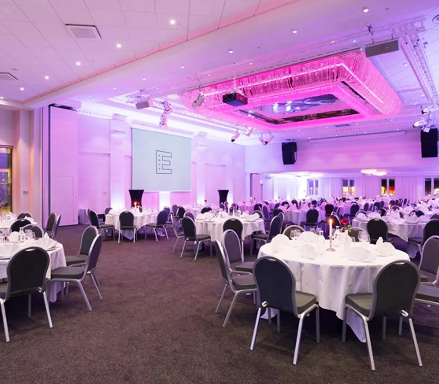 runda bord med rosa ljus middagsbjudning