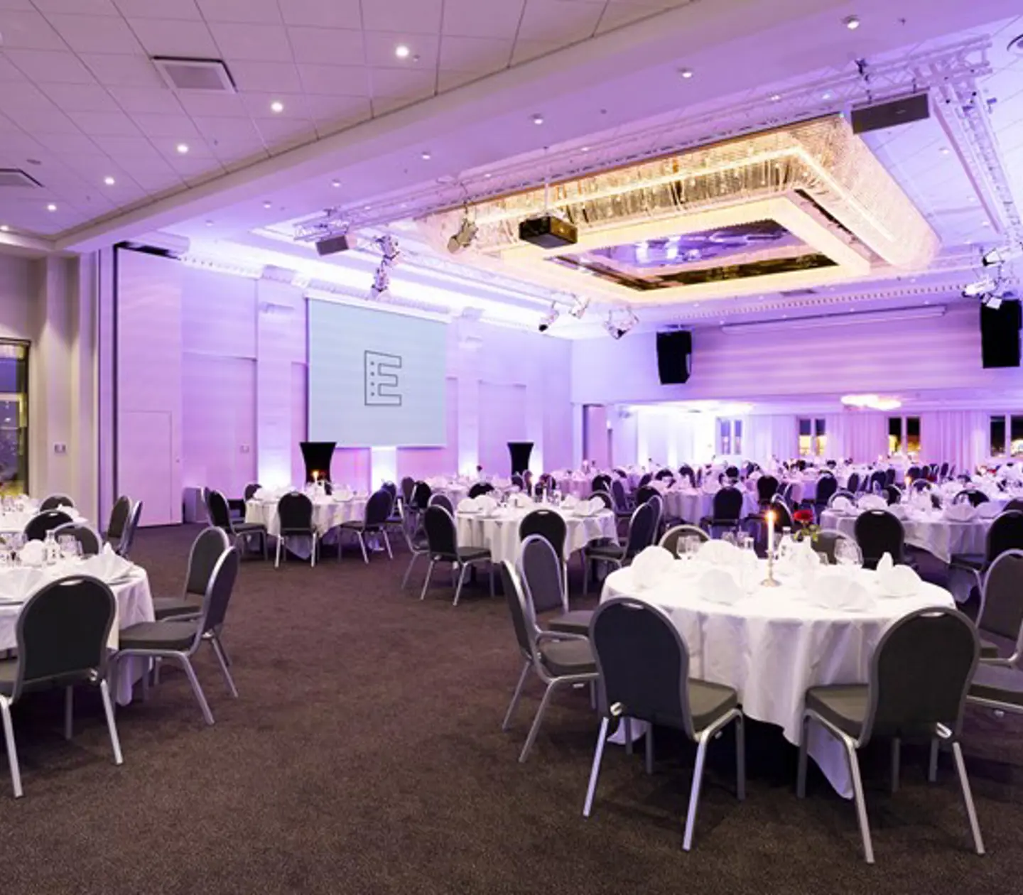 runda dukade bord i bankettsalen