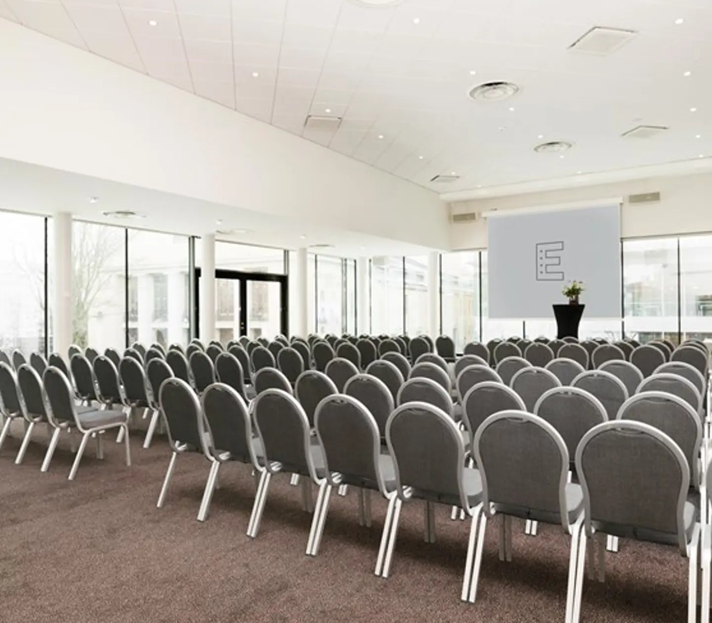 Många stolar i konferensrum, biosittning