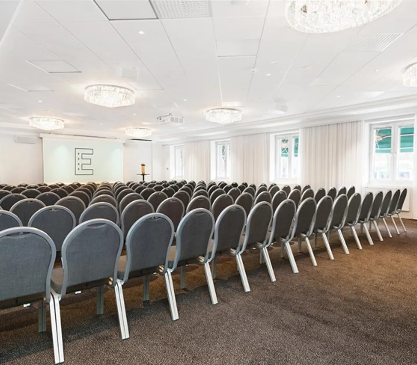 många stolar i bankettsalen