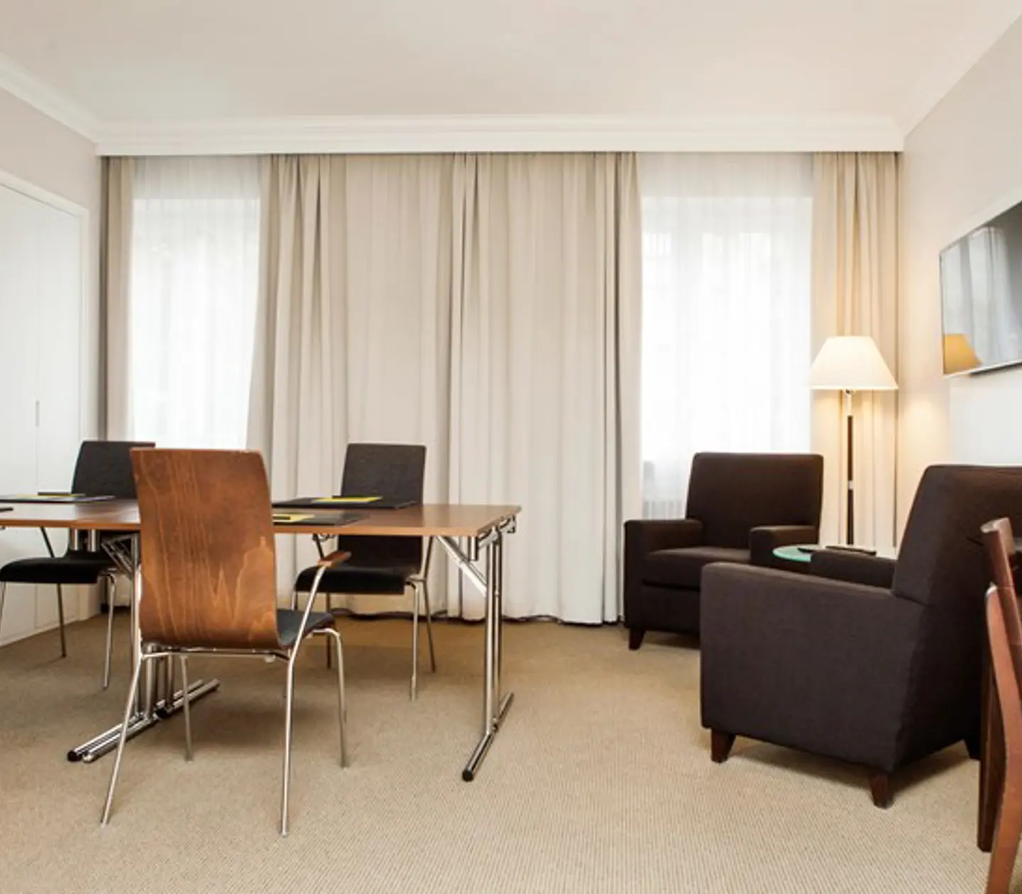 Konferensrum med fåtöljer och stolar