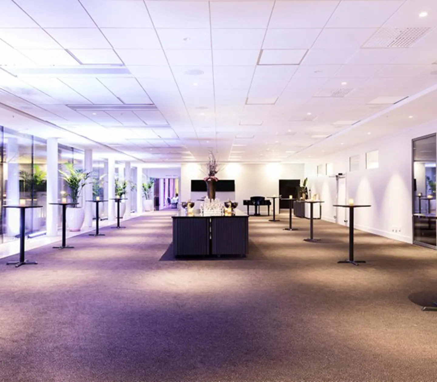 Ståbord och serveringsbord i inglasad veranda konferensrum