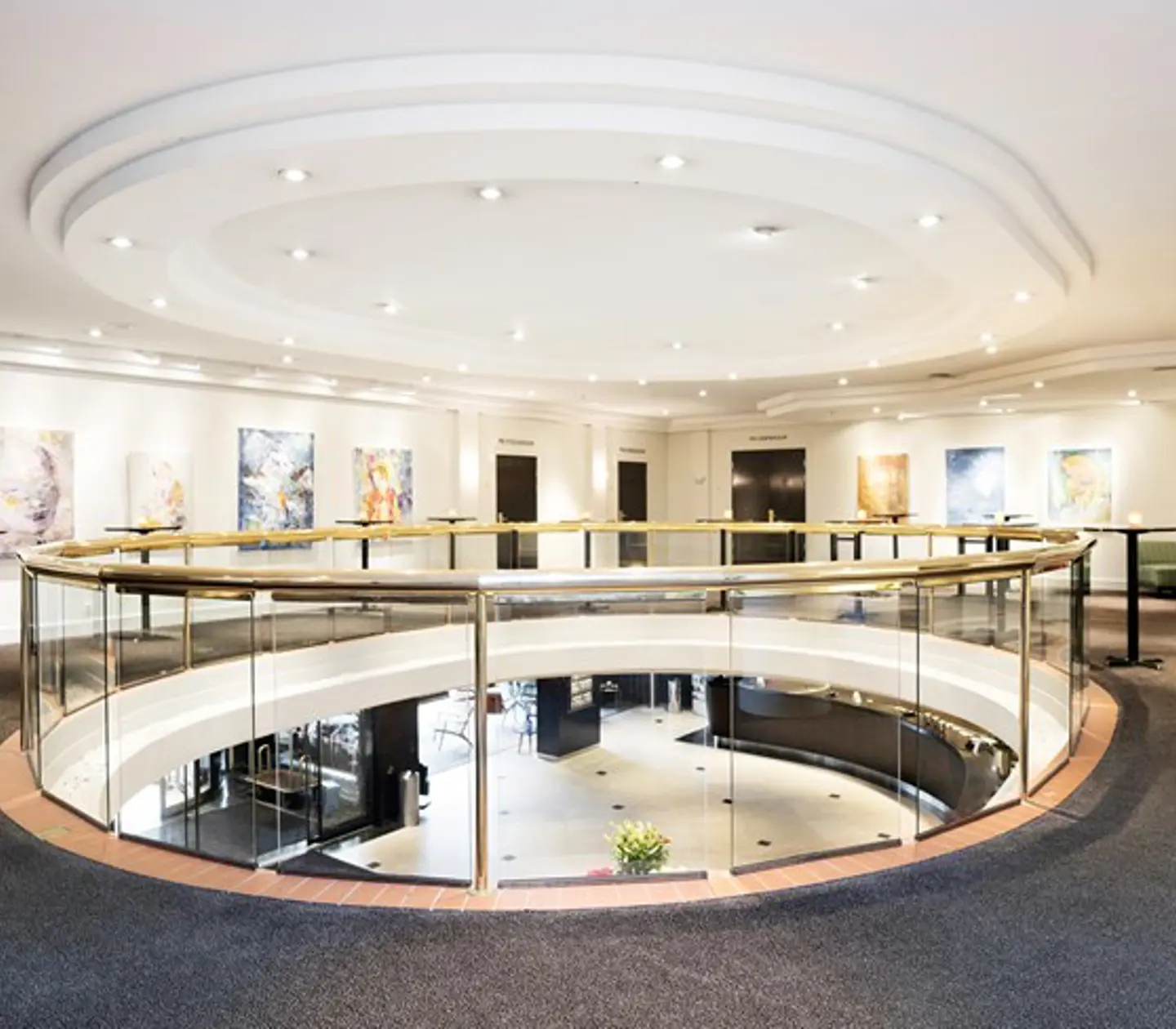 Övervåning med hål till undervåningen