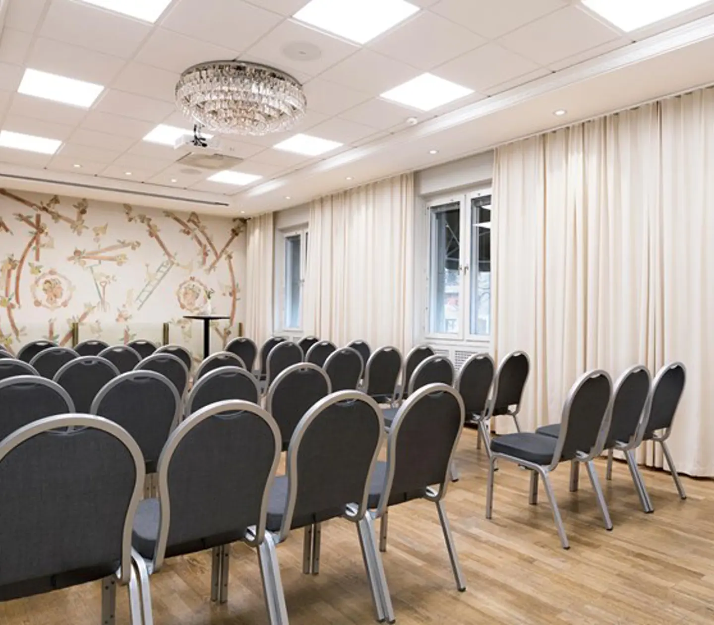 Biositting i konferensrum med vita gardiner