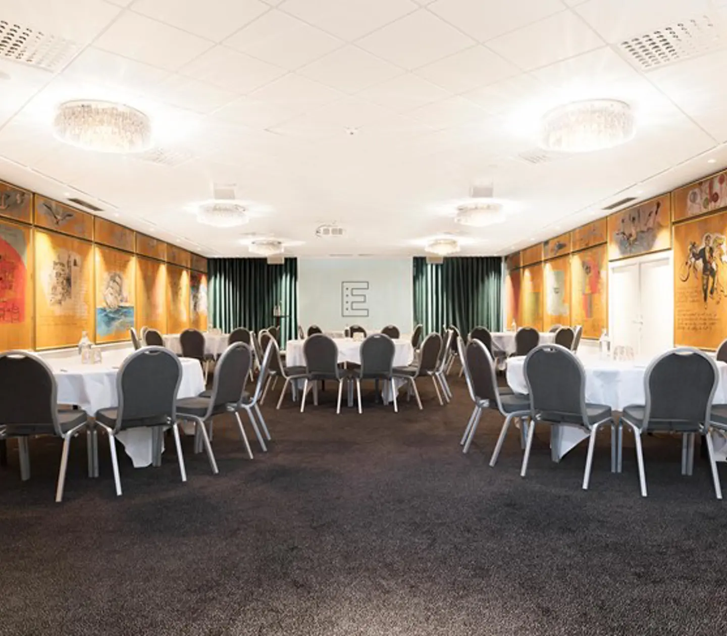 Många runda bord med stolar i konferensrum med gula väggar