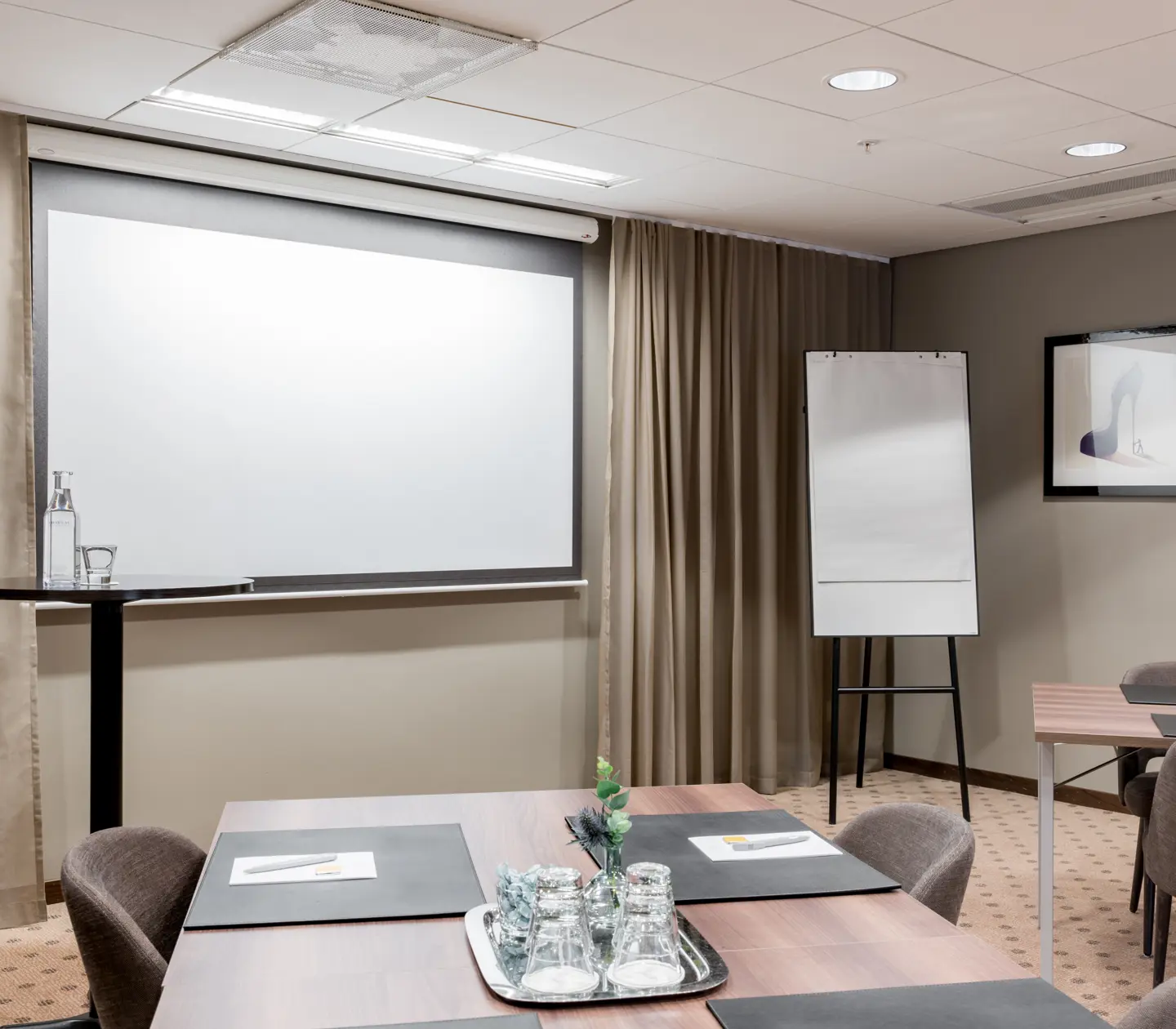 Fint konferensrum med bord, stolar och whiteboard