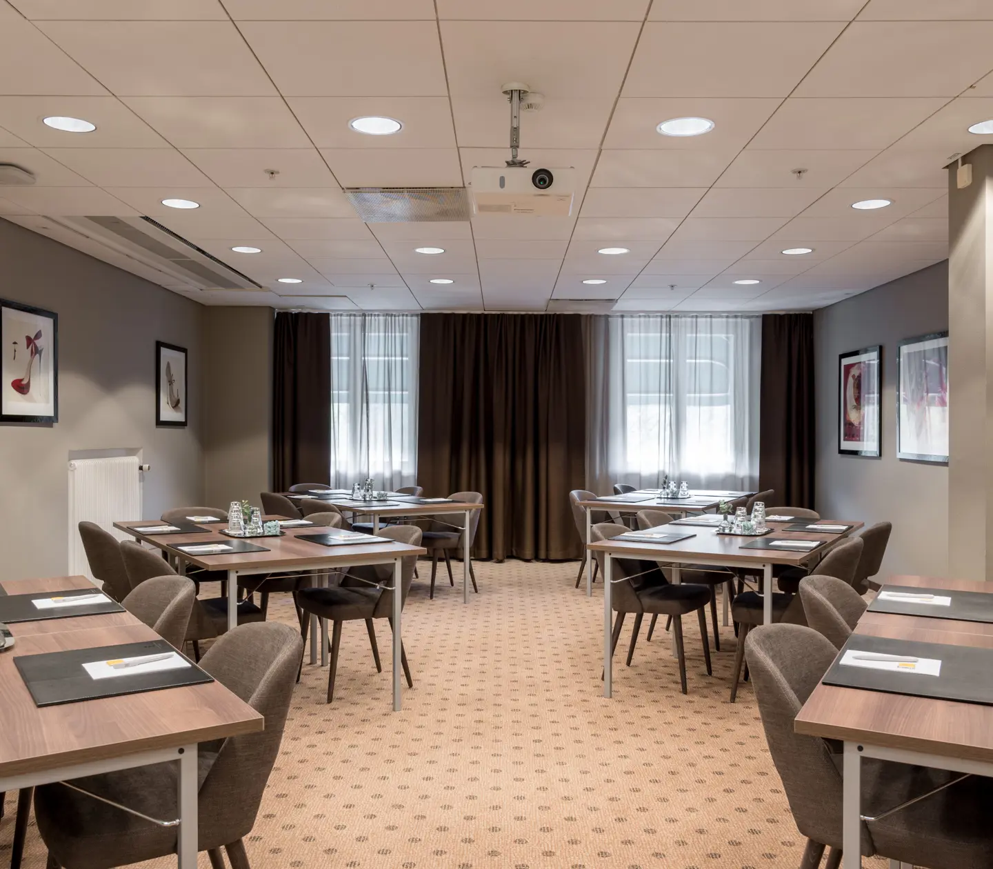 Fint konferensrum med flera bord, stolar och fönster