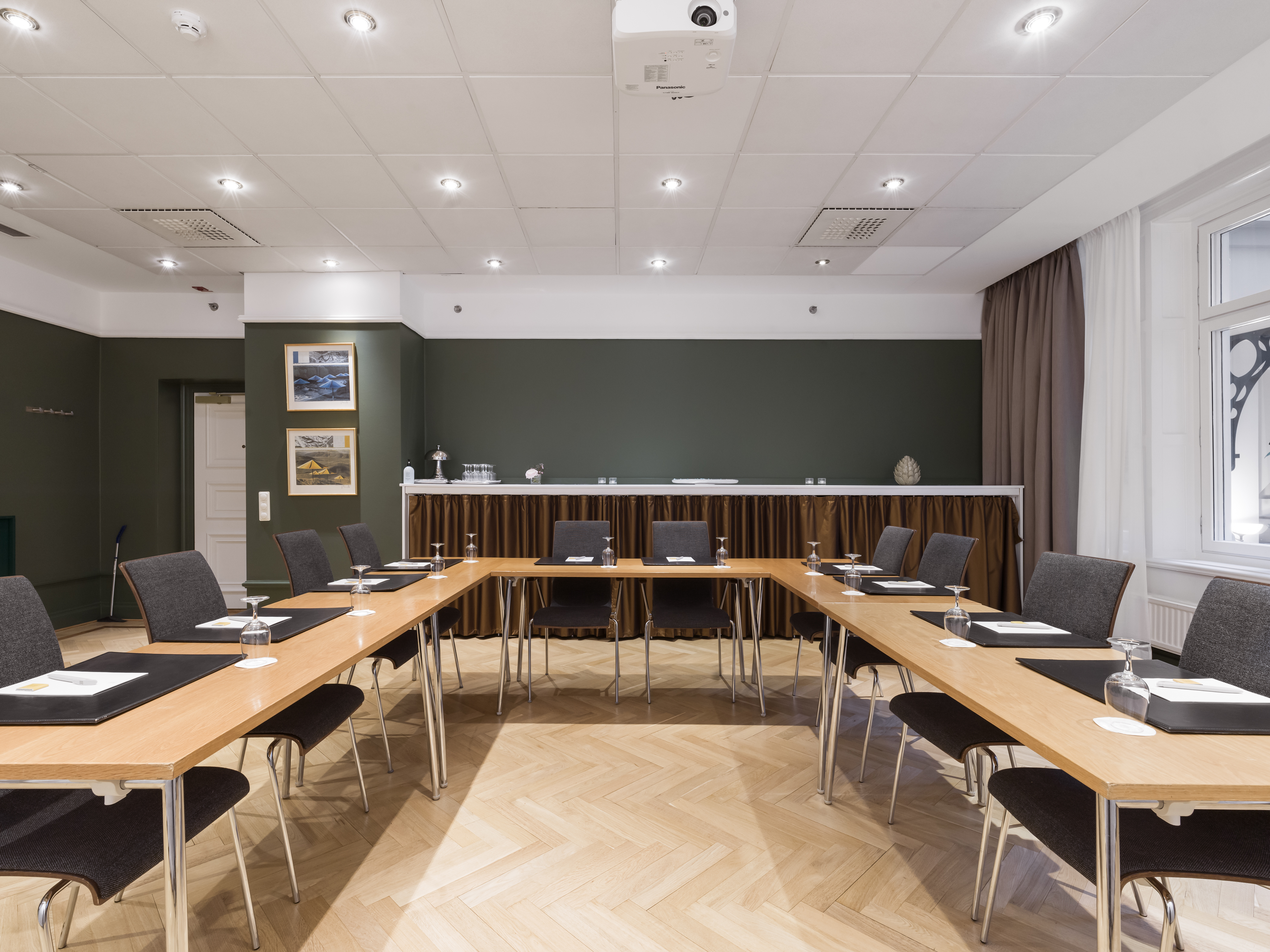 Konferensrum med bord i U-sittning