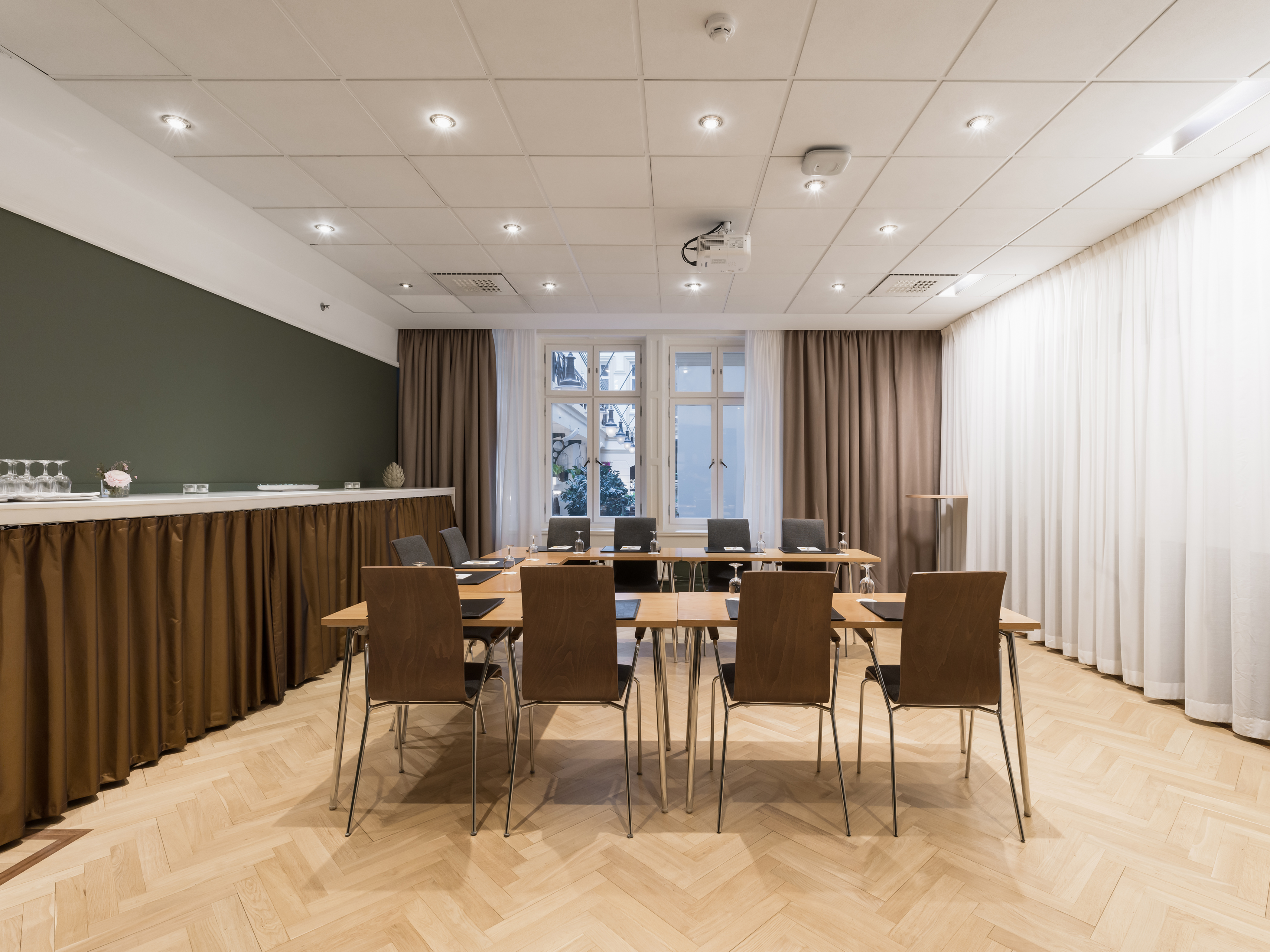 Konferensrum med bord i U-sittning