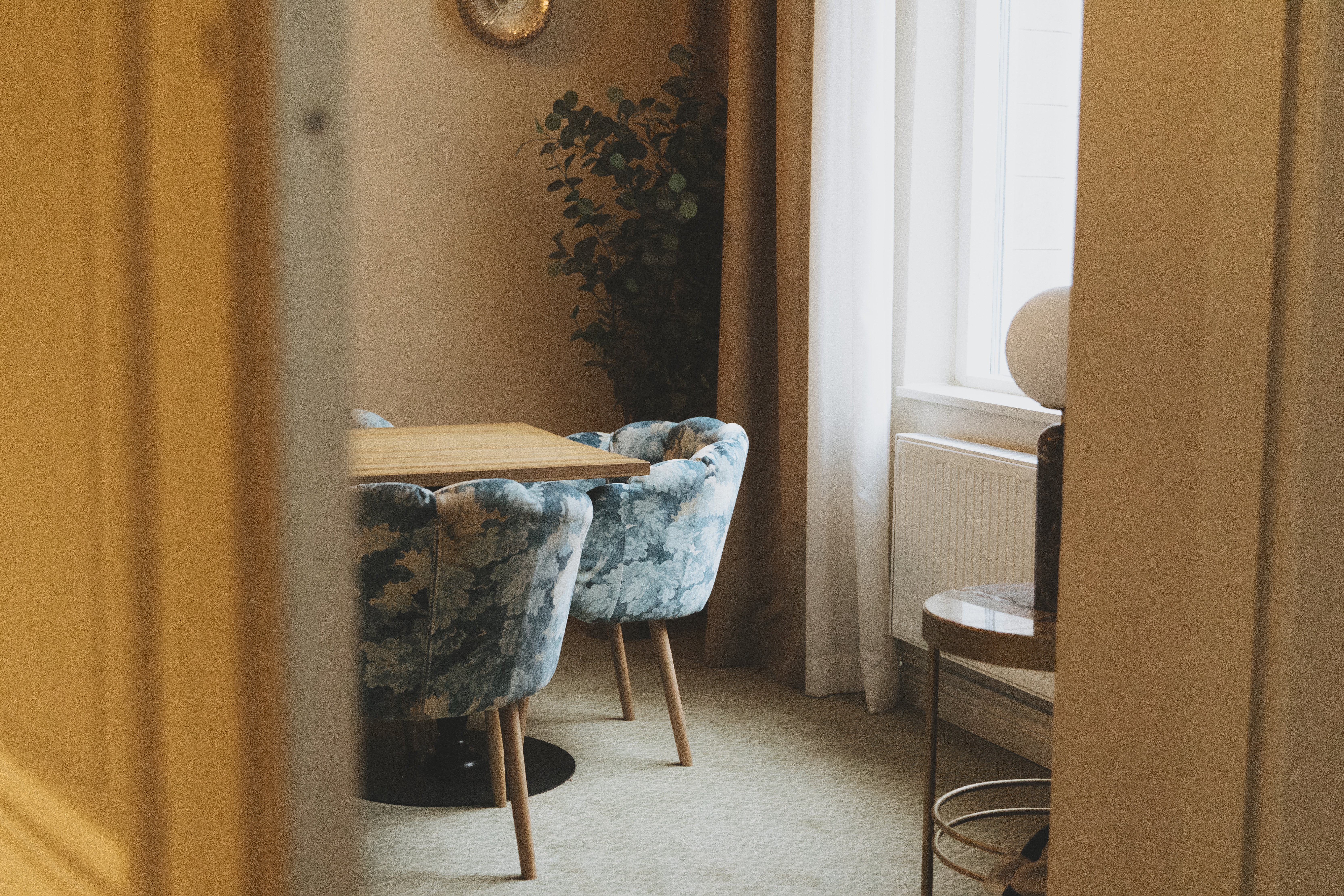 A conference room with chairs and a table