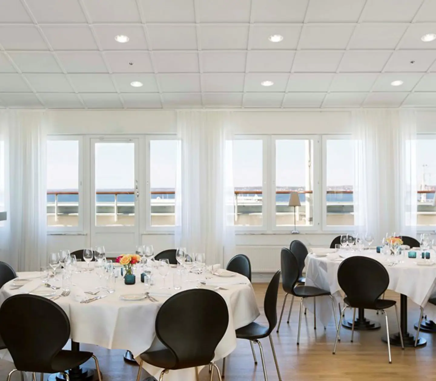 Facade of Elite Plaza Hotel at dusk