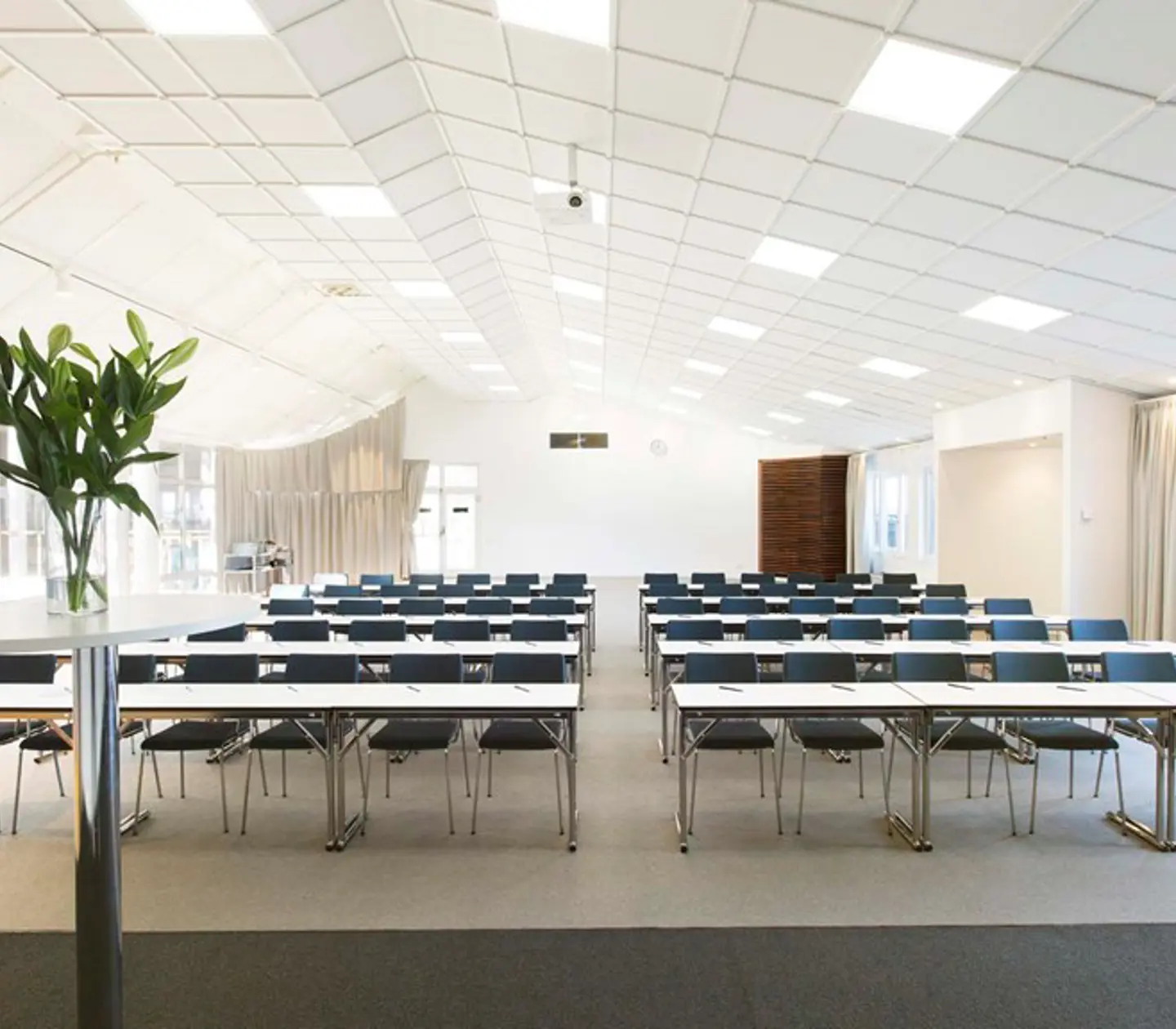 Konferensrum med med många stolar