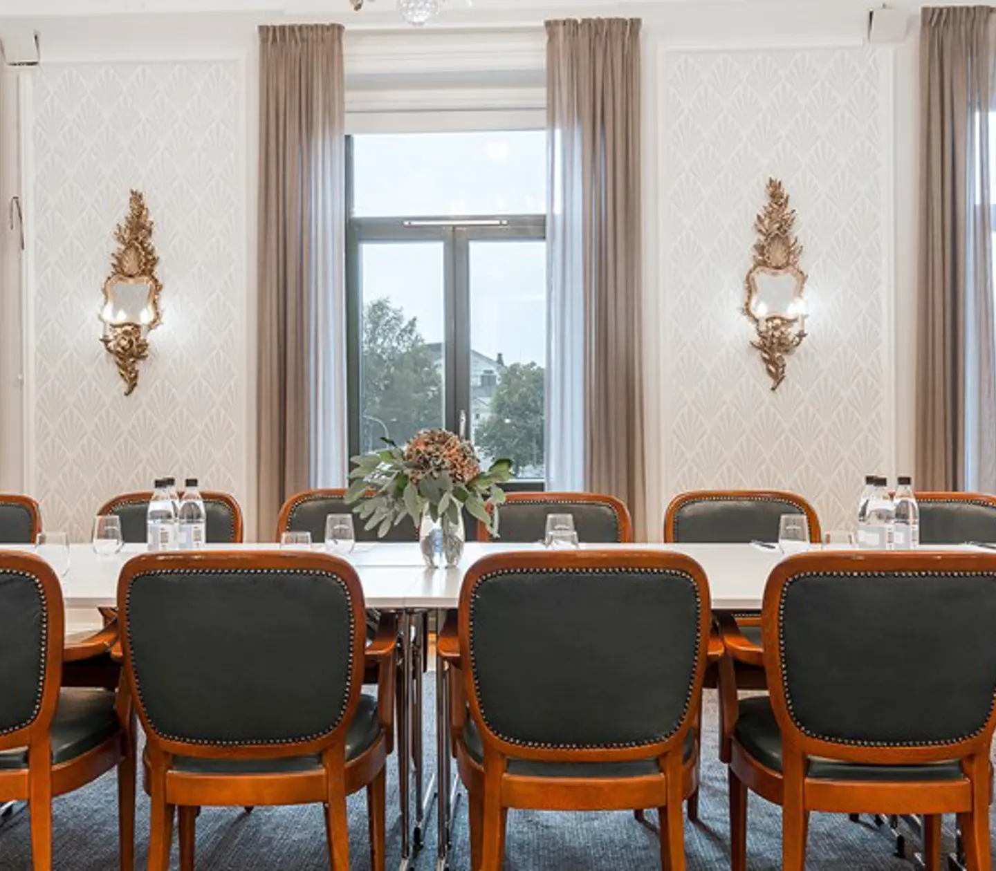 Konferenslokal med styrelsesittning och stora fönster