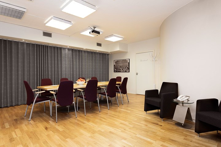 Grupprum, mindre konferensrum med styrelsesittning, trägolv och vita väggar