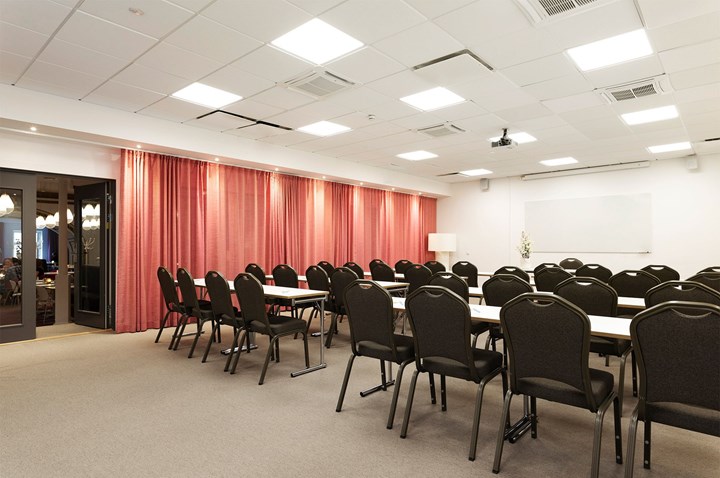 Konferenslokal med stolar och bord