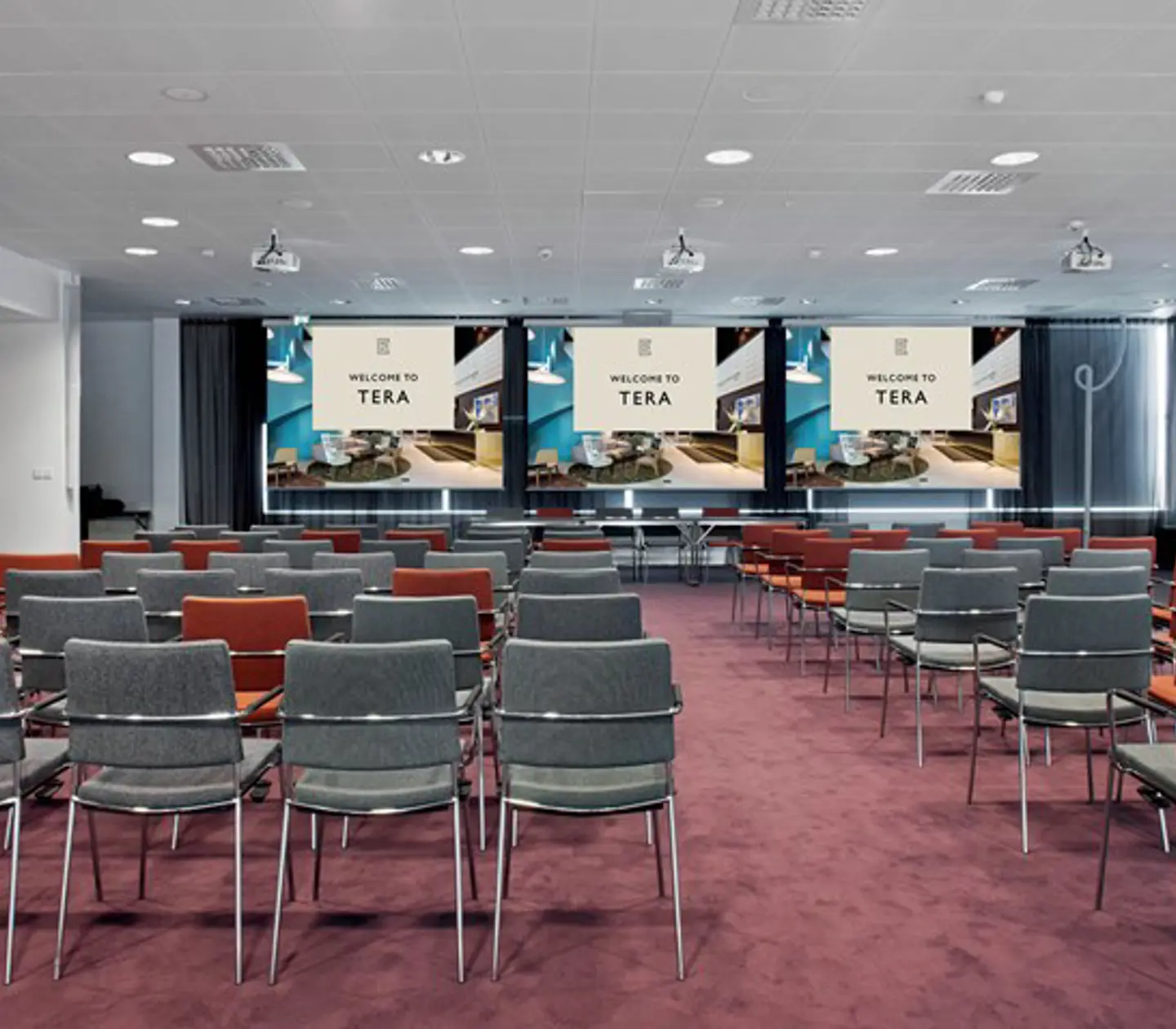 Konferensrum med stolar uppradade i biosittning