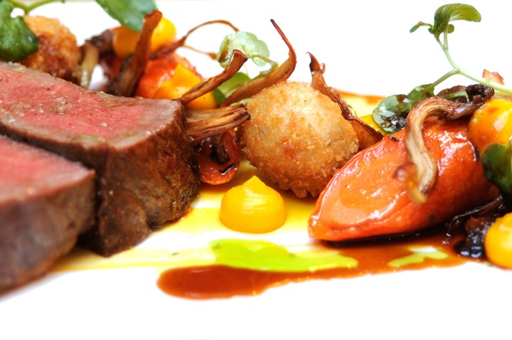 Närbild på färgglad mat, primörer och kött