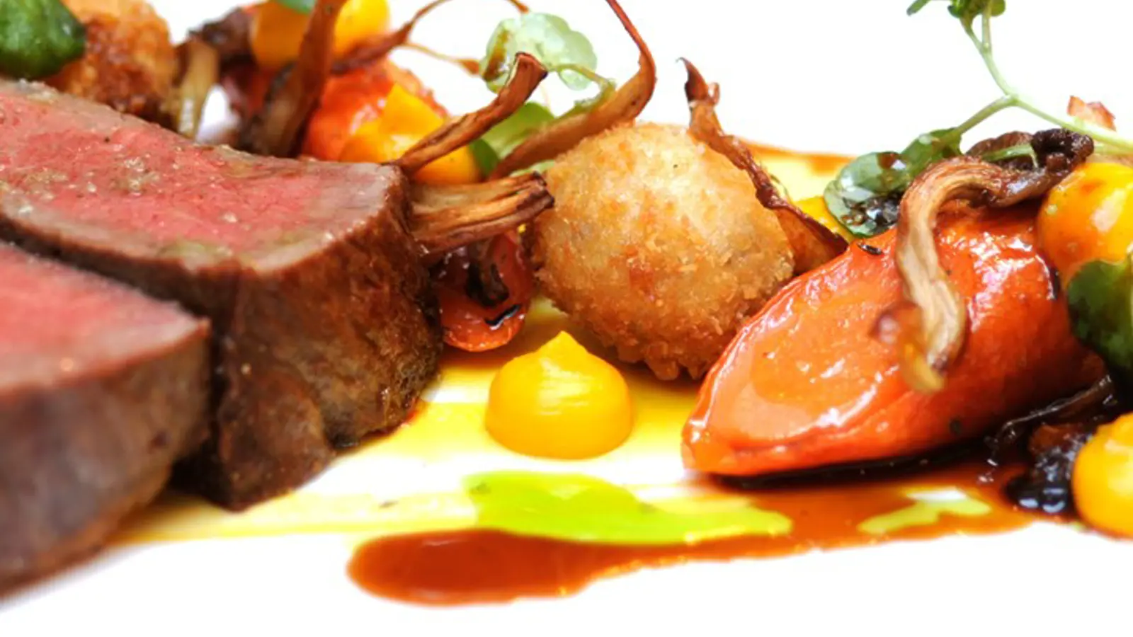 Närbild på färgglad mat, primörer och kött