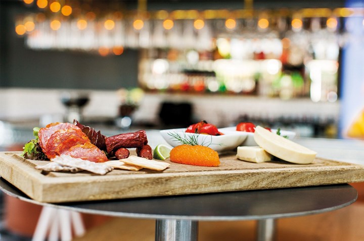 Färgglad plockbricka med chark och mejeri