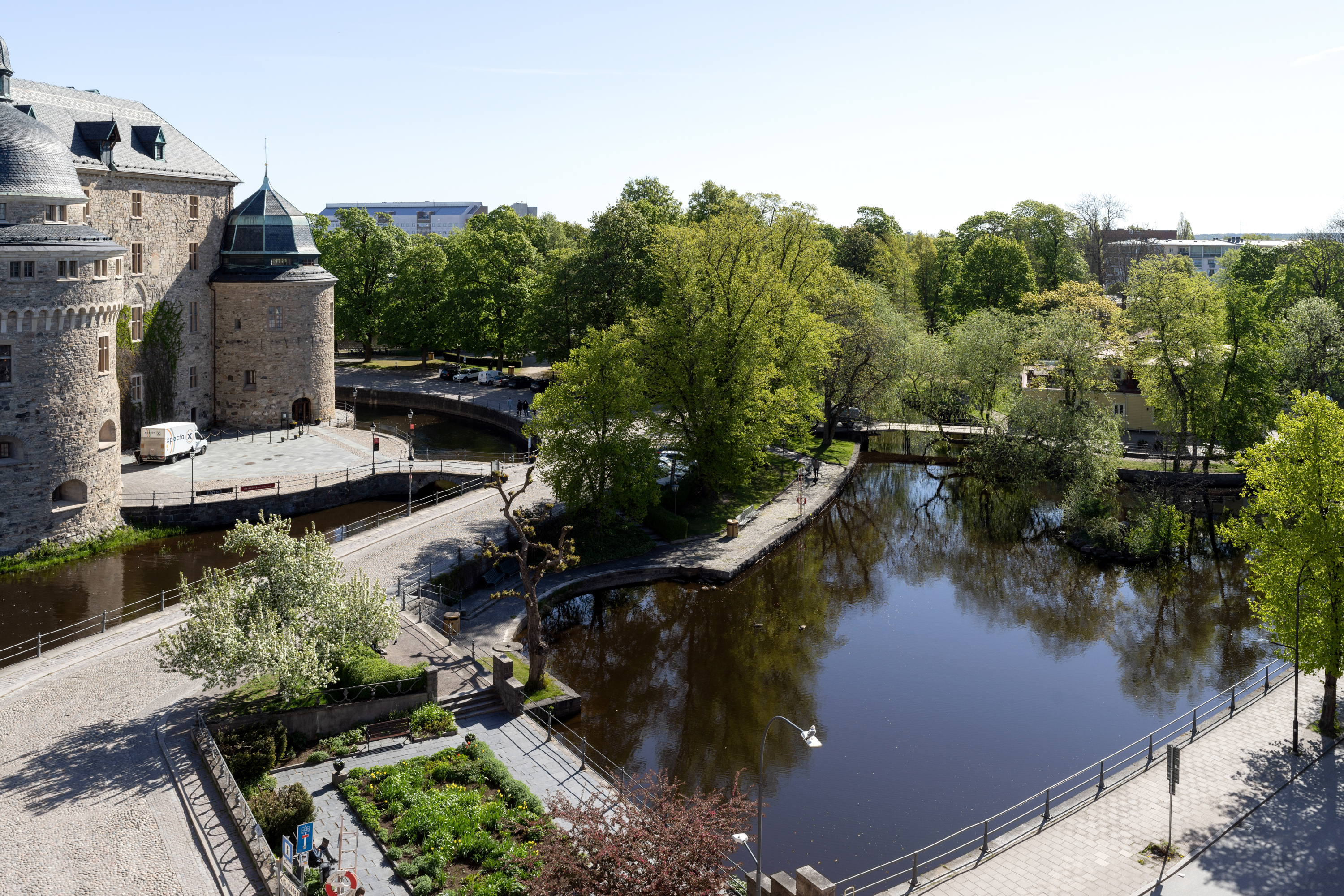 Slottsområde med sjö och träd