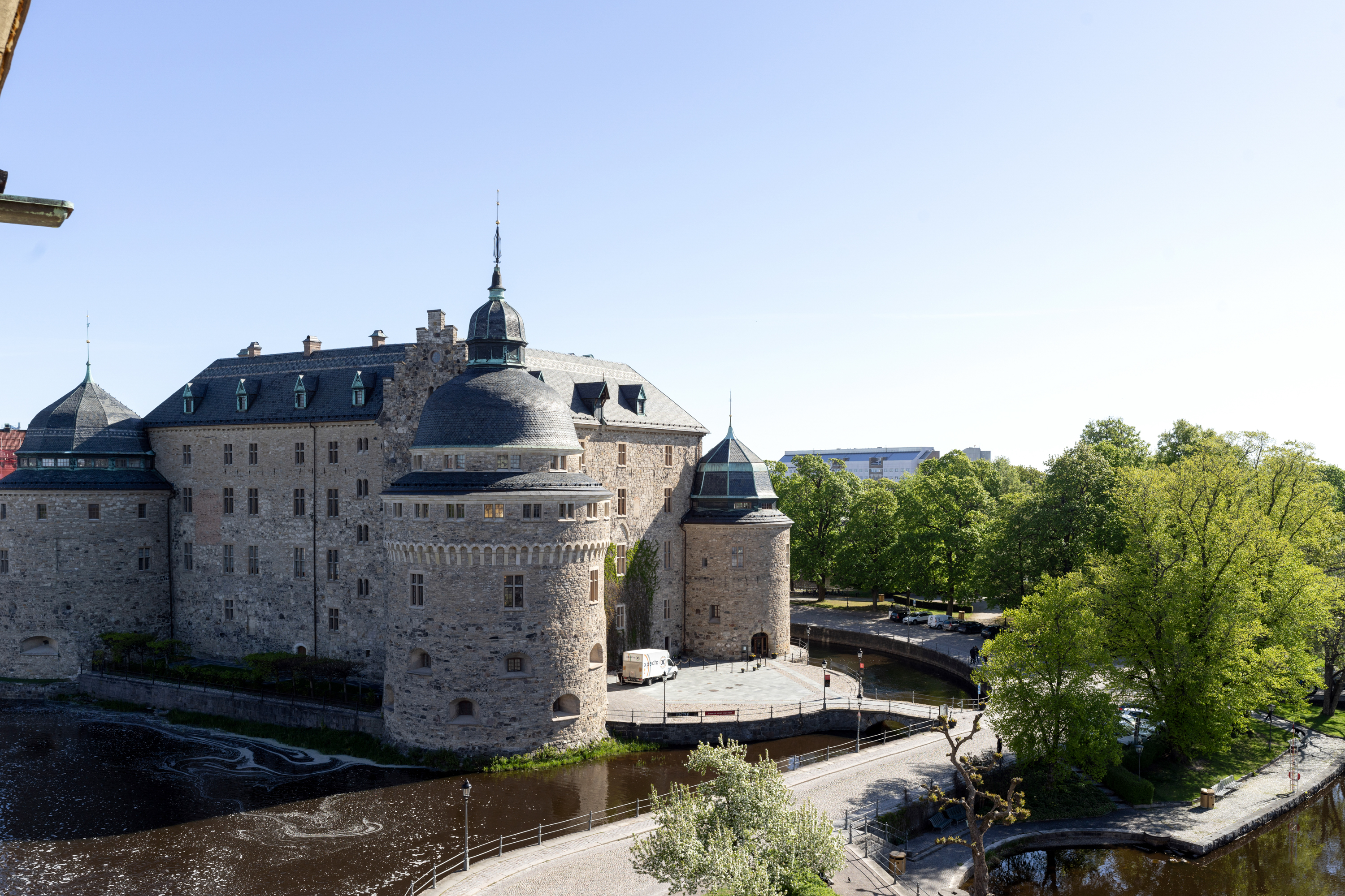 Slott vid vallgrav och träd