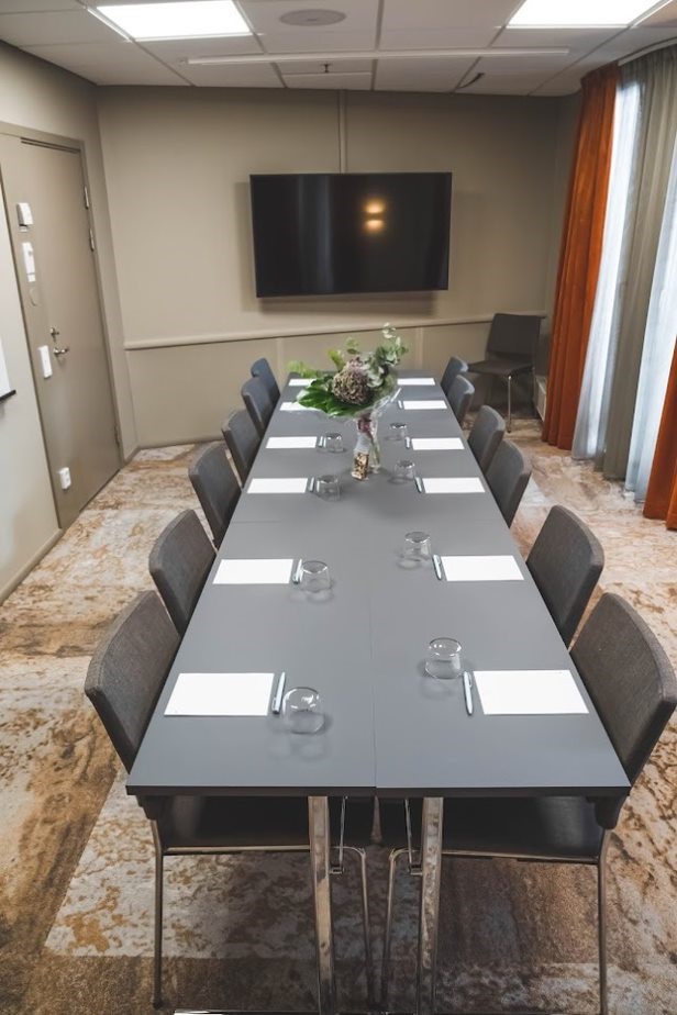 Närbild på block och penna, på grått bord i konferensmiljö