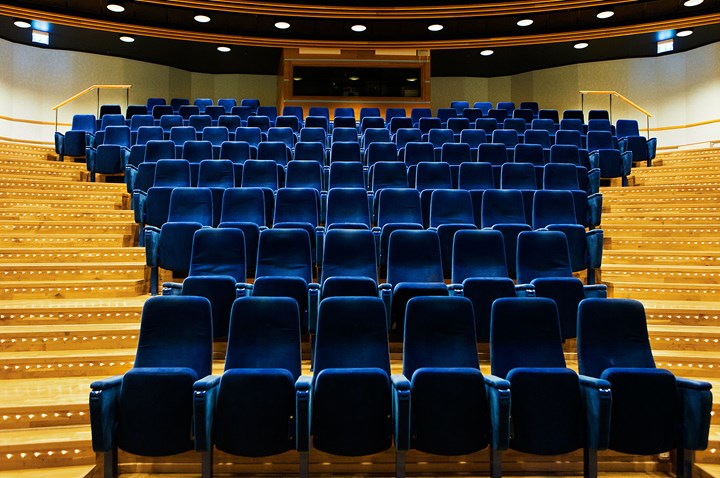 Stor lokal med mörkblå biofåtöljer