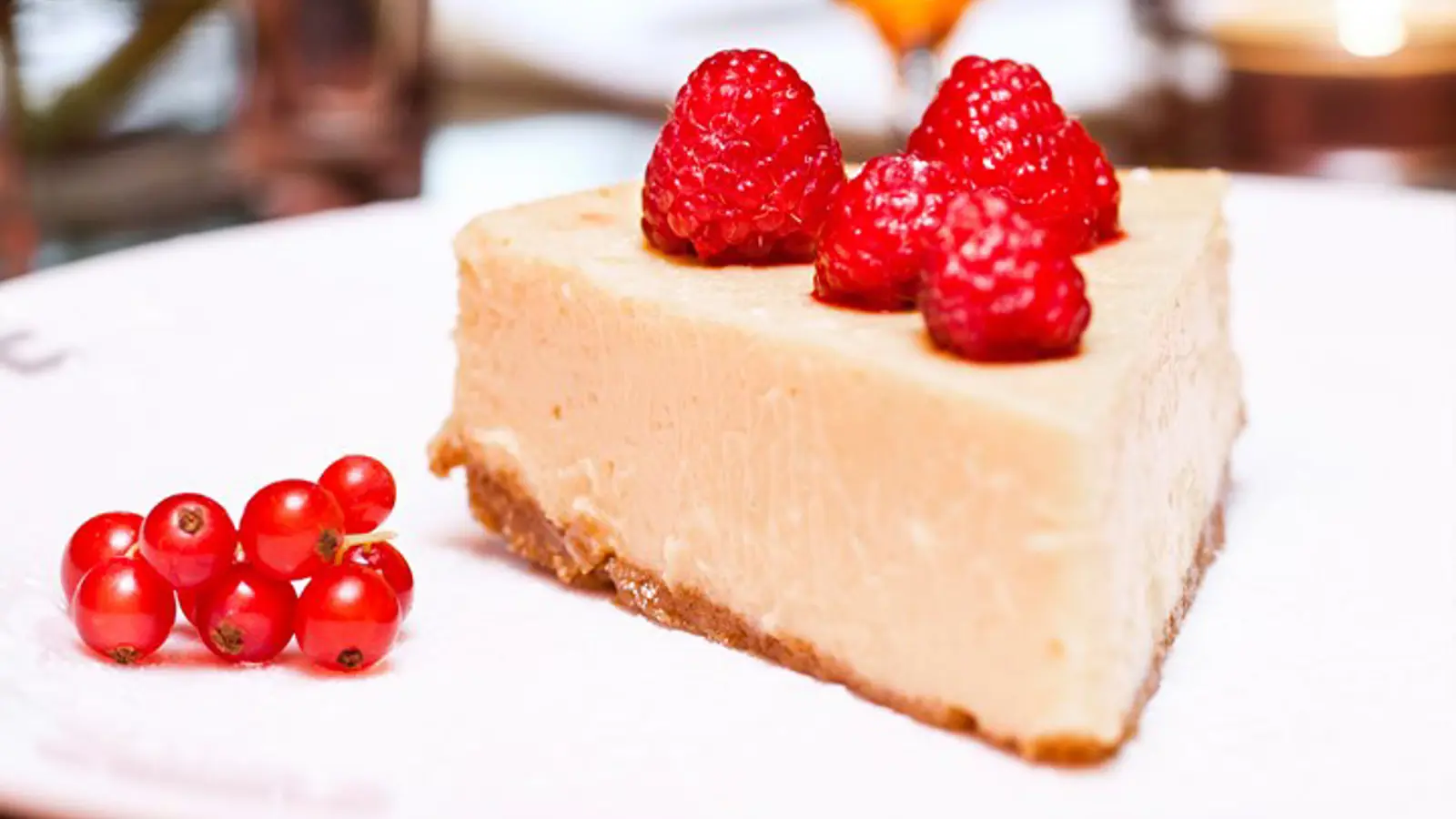 Närbild på tårtbit med hallon