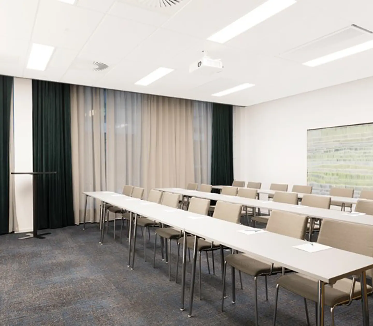 Konferensrum med skolsittning, vita möbler, grå matta och fördragna gardiner
