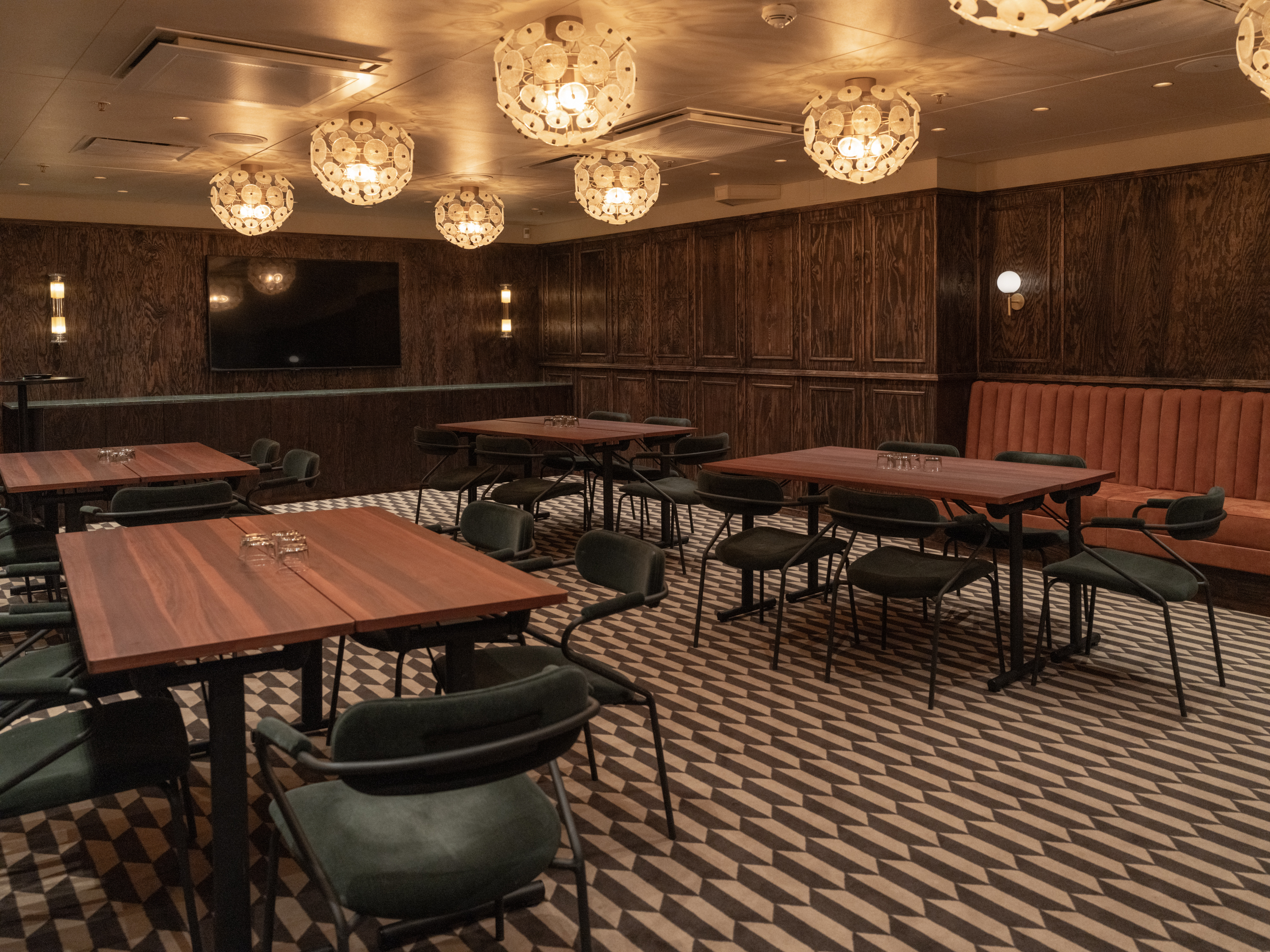 Modern kontorskorridor med stilrena möbler och inbyggd belysning