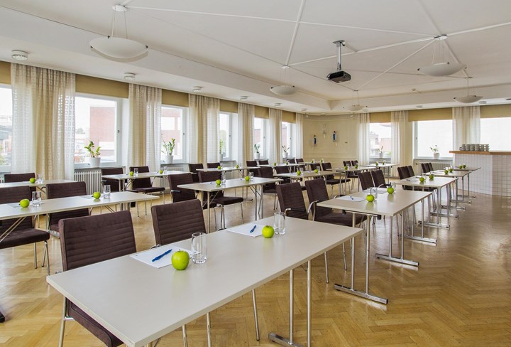 Conference room with lined up chairs and many windows