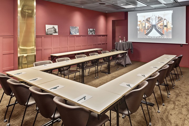 Konferensrum i u-sittning med röda väggar