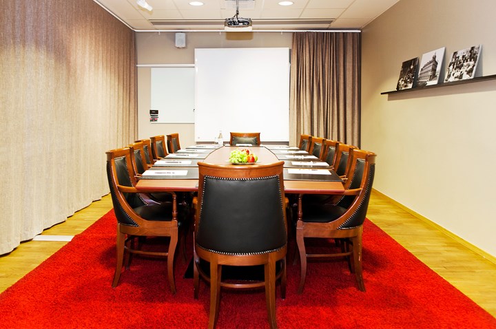 Konferensrum med trämöbler i styrelsesittning