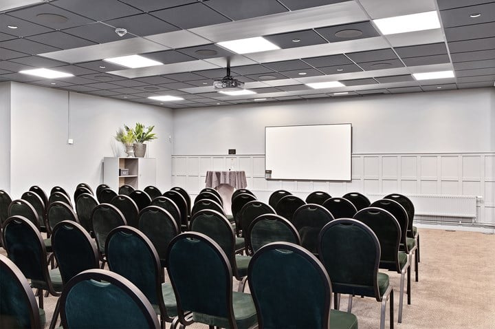 Ljust konferensrum i biosittning