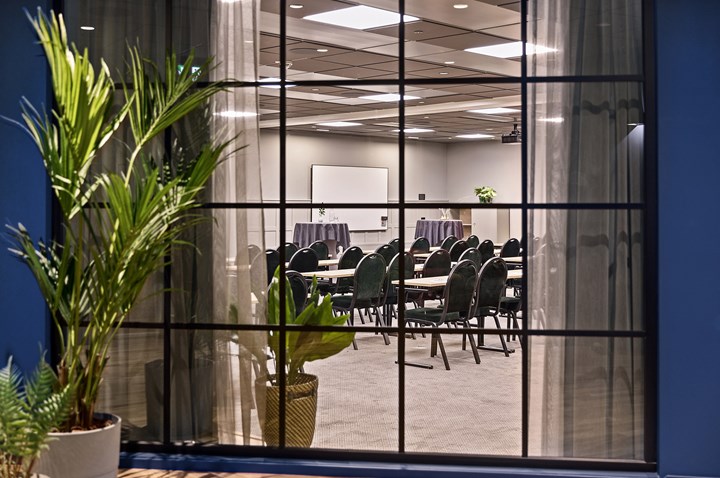 Konferensrum med stolar fotat genom ett fönster