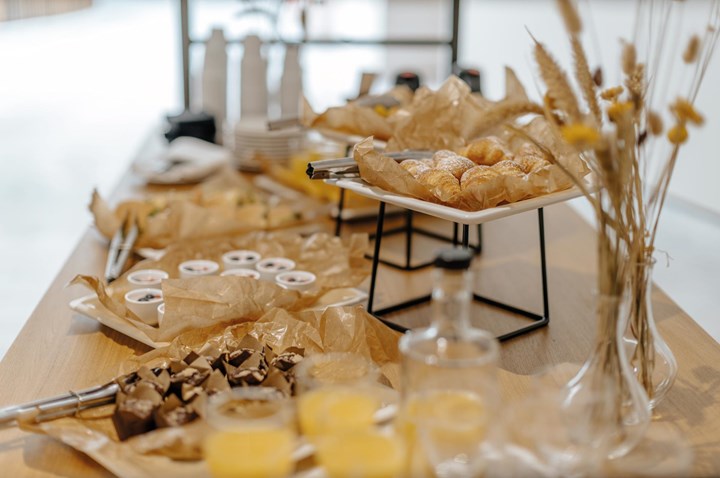 Buffébord med fikabröd och juice